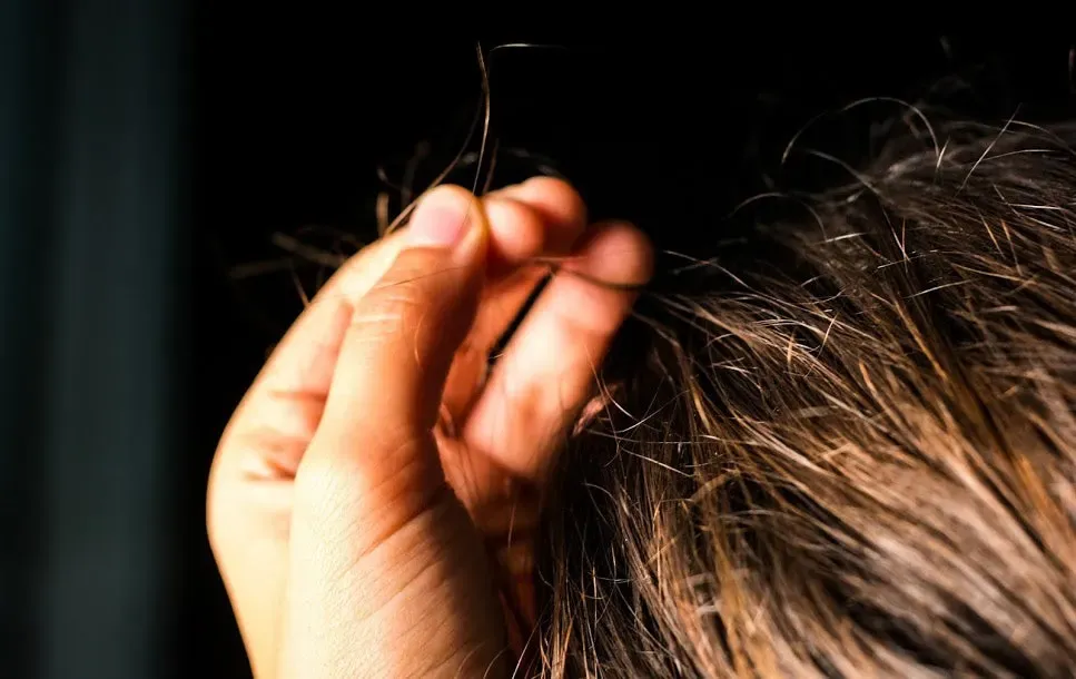 Trichotillomanie : Comprendre la bataille cachée de l’arrachement de cheveux cover